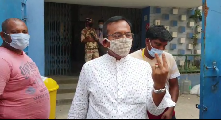 ভোট কেন্দ্রে ঢুকতে দেওয়া নিয়ে কেন্দ্রীয় বাহিনীর সাথে সংবাদ মাধ্যমের বচসা ঘটনাস্থলে এলেন অরুপ বিশ্বাস Screenshot 20210426 2100352 ভোট কেন্দ্রে ঢুকতে দেওয়া নিয়ে কেন্দ্রীয় বাহিনীর সাথে সংবাদ মাধ্যমের বচসা ঘটনাস্থলে এলেন অরুপ বিশ্বাস