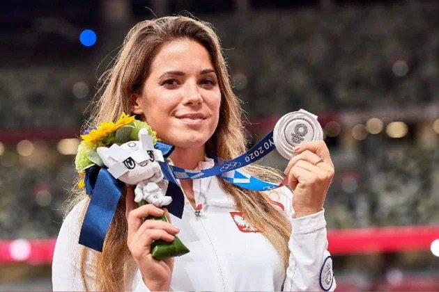 শিশুর প্রান বাঁচাতে টোকিও (Tokyo) অলিম্পিকের (Olympics) রুপো নিলামে তুললেন মারিয়া