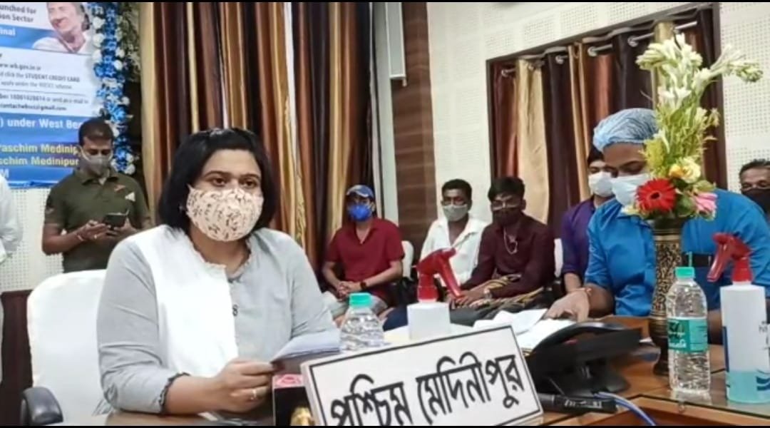 ৬ জন ছাত্র ছাত্রীর হাতে স্টুডেন্ট ( Student ) ক্রেডিট কার্ড তুলে দিলেন রেশমি কোমল