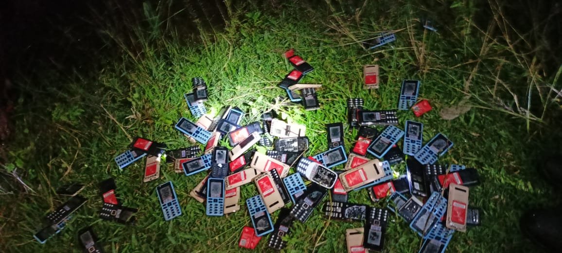 ছাতনার পুকুরে মিলল ৮৮ টি Mobile ফোন, ই ওয়ালেট যোগ খুঁজছে পুলিশ