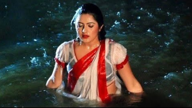 মেহেদিরাঙা হাতে ( hand ) ভালো না বাসার বার্তা দিলেন পরিমনি